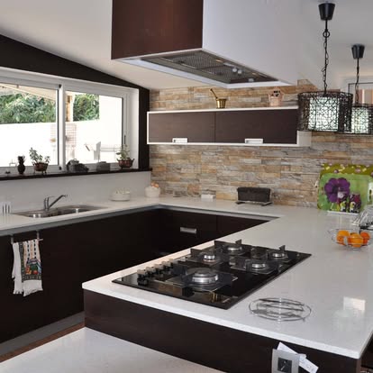 Agencement sur mesure en bois foncé et pierre naturelle, plan quartz, réalisation GB Cuisine et +