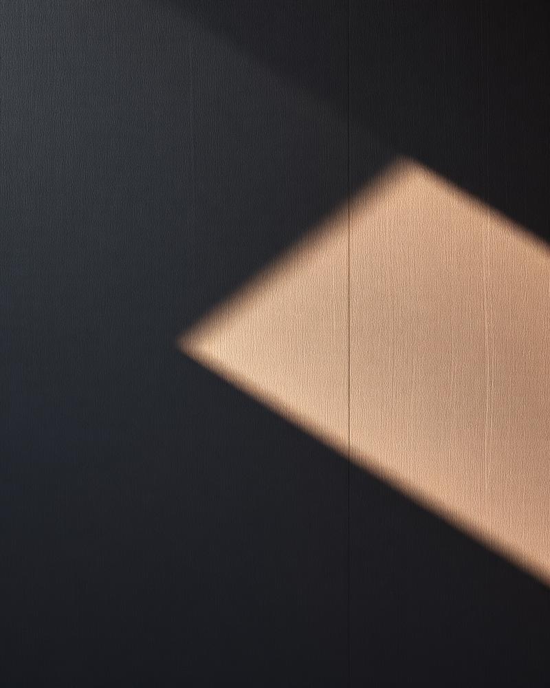 Macro d'un panneau laqué noir mat rasé par la lumière